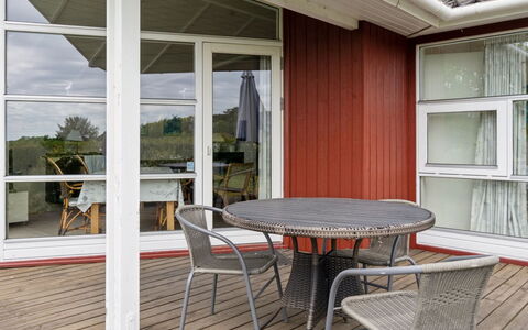 Hjalmine - 225M from the Sea: Vegetationen, Busk, Forår, Sommerhus, Have, Skygge, Backyard, Gård, Stol