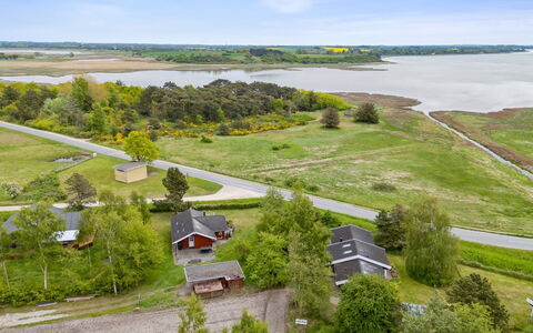 Hjalmine - 225M from the Sea: Vegetationen, Busk, Forår, Sommerhus, Have, Skygge, Backyard, Gård, Stol