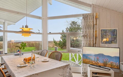 Hjalmine - 225M from the Sea: Vegetationen, Busk, Forår, Sommerhus, Have, Skygge, Backyard, Gård, Stol