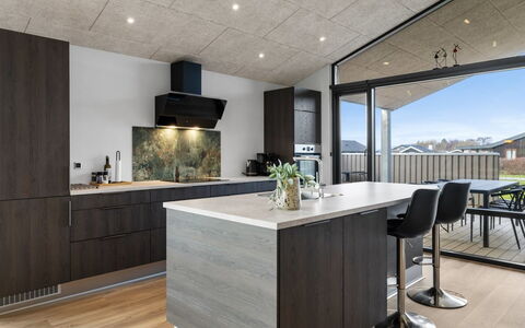 Tydkil - 250M from the Sea: Køkken, Træ, Indretning, Loft, Countertop, Gulvbelægning, Køkken Apparat, Møbel, Cabinetry, Husholdningsapparat