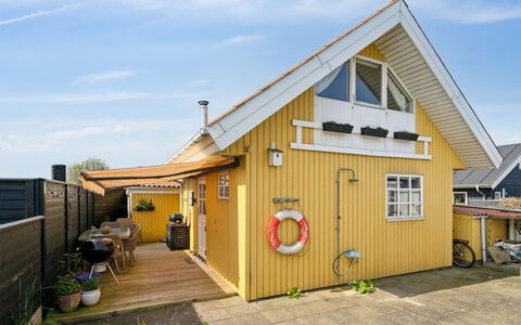 Asgerd - 20M from the Sea: Blå, Busk, Sommerhus, Bunddække, Have, Estate, Skygge, Landscaping, Stuehus, Eco Hotel