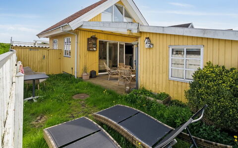 Asgerd - 20M from the Sea: Blå, Busk, Sommerhus, Bunddække, Have, Estate, Skygge, Landscaping, Stuehus, Eco Hotel