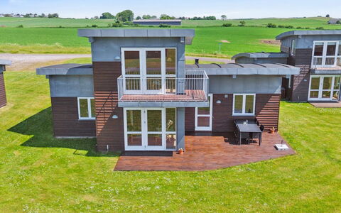 Gudbrand - 500M from the Sea: Estate, Skygge, Indkørsel, Stuehus