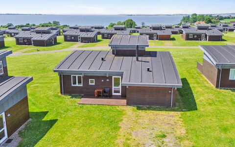 Gudbrand - 500M from the Sea: Estate, Skygge, Indkørsel, Stuehus
