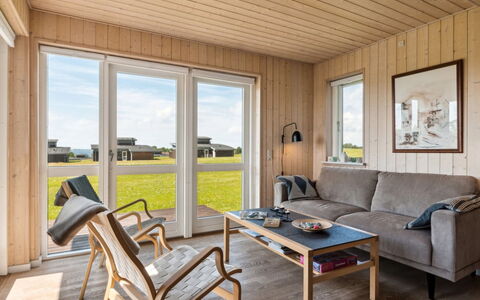 Gudbrand - 500M from the Sea: Estate, Skygge, Indkørsel, Stuehus