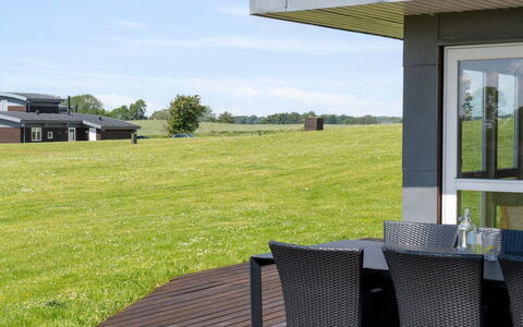 Gudbrand - 500M from the Sea: Estate, Skygge, Indkørsel, Stuehus