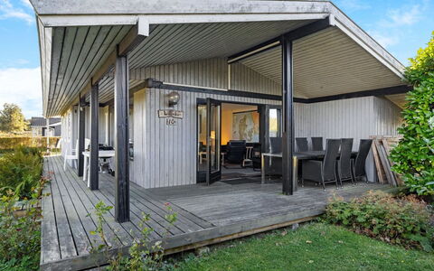 Kajsa - 250M from the Sea: Træ, Veranda, Arkitektur, Hjem, Tag, Hus, Dør, Kompositmateriale, Sidespor, Dæk