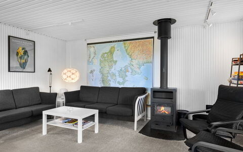 Kajsa - 250M from the Sea: Træ, Gulvbelægning, Etage, Indretning, Møbel, Loft, Stue, Værelse, Bejdse, Hårdttræ