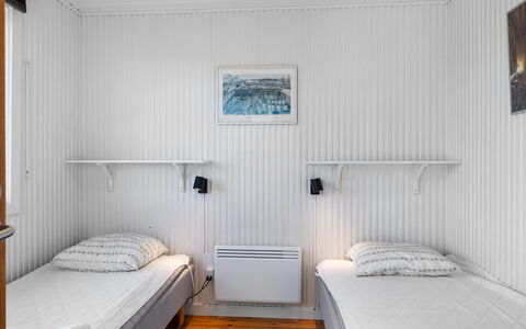 Kajsa - 250M from the Sea: Etage, Træ, Gulvbelægning, Indretning, Soveværelse, Seng, Loft, Møbel, Værelse, Sengetøj