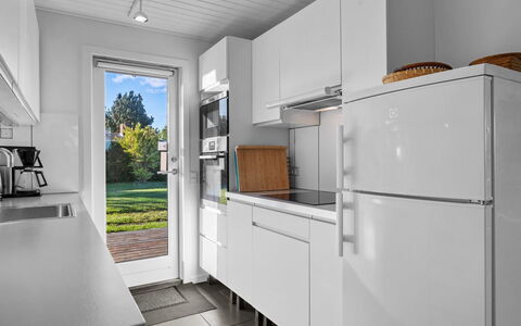 Kajsa - 250M from the Sea: Køkken Apparat, Køkken, Countertop, Større Bandage, Gulvbelægning, Træ, Cabinetry, Indretning, Etage, Husholdningsapparat