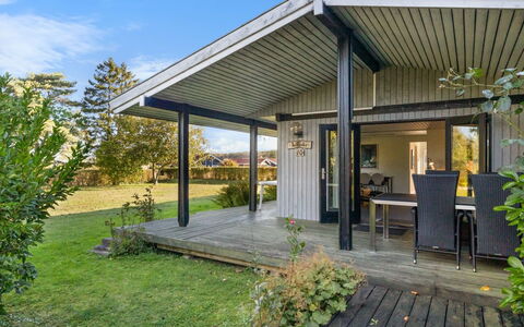 Kajsa - 250M from the Sea: Veranda, Hus, Hjem, Tag, Sommerhus, Dør, Sidespor, Skygge, Estate, Garden Bygninger