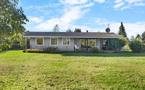Kajsa - 250M from the Sea: Bygning, Græs, Vindue, Hus, Hjem, Tag, Busk, Arkitektur, Sommerhus