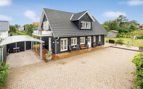 Brune - 330M from the Sea: Estate, Skygge, Indkørsel, Stuehus