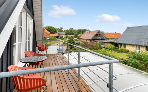Brune - 330M from the Sea: Estate, Skygge, Indkørsel, Stuehus
