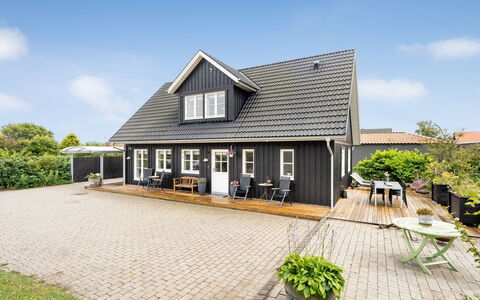 Brune - 330M from the Sea: Estate, Skygge, Indkørsel, Stuehus