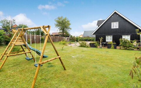 Brune - 330M from the Sea: Estate, Skygge, Indkørsel, Stuehus