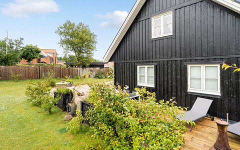 Brune - 330M from the Sea: Estate, Skygge, Indkørsel, Stuehus