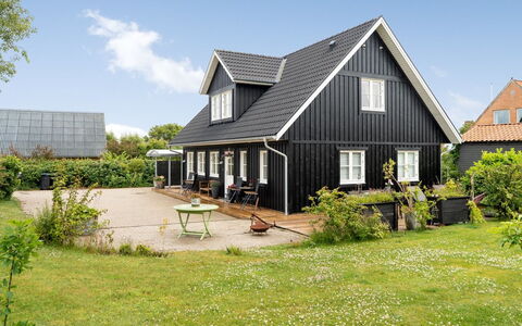 Brune - 330M from the Sea: Estate, Skygge, Indkørsel, Stuehus