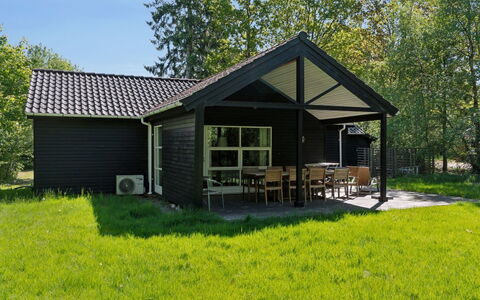 Tomine - from the Sea: Tag, Sommerhus, Hjem, Garden Bygninger, Sidespor, Dør, Skur, Lawn, Veranda, Skygge