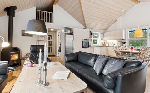 Tomine - from the Sea: Træ, Loft, Couch, Indretning, Stue, Hjem, Møbel, Værelse, Sommerhus