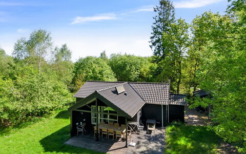 Tomine - from the Sea: Sommerhus, Garden Bygninger, Have, Estate, Lawn, Skygge, Gård, Stuehus, Backyard, Bjælkehytte
