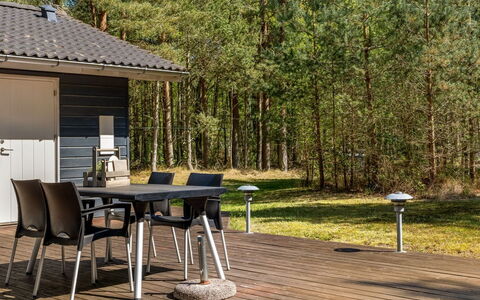 Eikka - 1Km from the Sea: Svømmepøl, Udendørs Møbler, Møbel, Udvej, Flise, Eco Hotel, Skygge, Stol, Fritid, Estate
