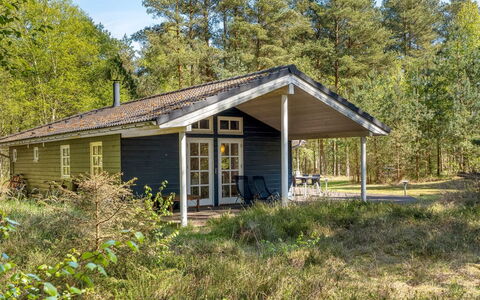 Eikka - 1Km from the Sea: Svømmepøl, Udendørs Møbler, Møbel, Udvej, Flise, Eco Hotel, Skygge, Stol, Fritid, Estate