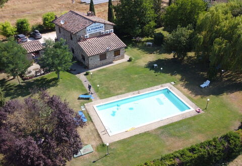 La Fiumara: Svømmepøl, Estate, Stuehus, Hacienda, Lawn, Gård, Backyard, Villa