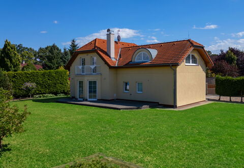 Garden & Terrace Villa: Bygning, Hus, Tag, Hjem, Boligområde, Facade, Sommerhus, Busk, Land Lot, Estate