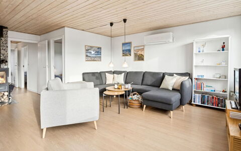 Severine - 650M from the Sea: Tag, Hus, Hjem, Sommerhus, Dør, Sidespor, Dæk, Veranda, Planke, Hårdttræ