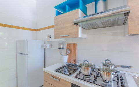 Villa Asami: Køkken, Køkken Apparat, Countertop, Større Bandage, Gulvbelægning, Indretning, Cabinetry, Træ, Møbel, Etage