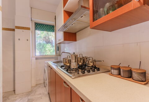 Villa Nami: Køkken, Køkken Apparat, Countertop, Større Bandage, Træ, Gulvbelægning, Indretning, Køkkenvask, Etage, Cabinetry