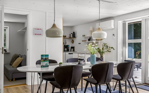 Wilma - 30Km from the Sea: Møbel, Indretning, Gulvbelægning, Etage, Lysarmatur, Træ, Stol, Loft, Køkken & Spisebord, Spisestue