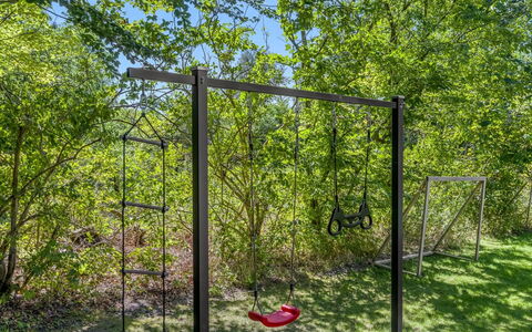 Wilma - 30Km from the Sea: Skygge, Have, Svinge, Woodland, Legepladsudstyr, Parkere, Legeplads, Backyard