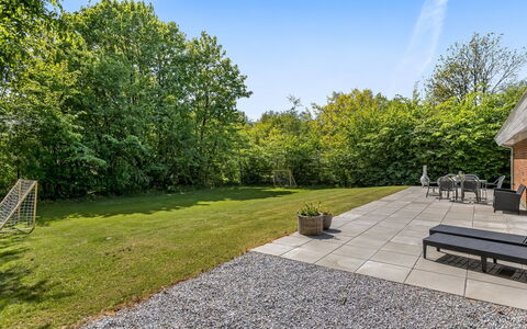 Wilma - 30Km from the Sea: Græs, Træ, Busk, Have, Land Lot, Bunddække, Landscaping, Lawn, Skygge, Walkway