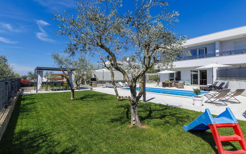 Storija: Svømmepøl, Udvej, Estate, Skygge, Landscaping, Eco Hotel, Villa, Hotel, Gårdsplads