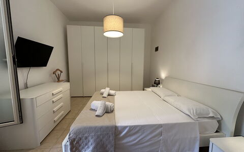 Villa Azzurra: Seng, Indretning, Soveværelse, Møbel, Gulvbelægning, Etage, Sengetøj, Sengetøj, Textile, Loft