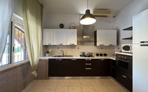 Villa Azzurra: Køkken, Køkken Apparat, Countertop, Indretning, Gulvbelægning, Større Bandage, Møbel, Træ, Cabinetry, Lysarmatur