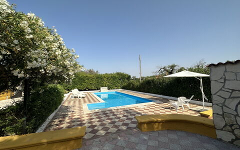 Villa Azzurra: Svømmepøl, Kompositmateriale, Udvej, Estate, Landscaping, Eco Hotel, Skygge, Flise, Water Feature, Hacienda