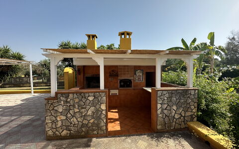 Villa Azzurra: Skygge, Udendørs Struktur, Bejdse, Backyard, Kolonne, Udendørs Møbler, Udvej, Udendørs Bord, Pergola, Veranda