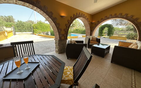 Villa Azzurra: Møbel, Indretning, Arch, Gulvbelægning, Loft, Stol, Couch, Skygge, Stue