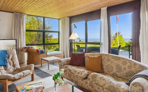 Brodde - 550M from the Sea: Blå, Busk, Sommerhus, Bunddække, Have, Estate, Skygge, Landscaping, Stuehus, Eco Hotel