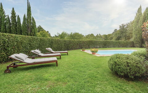 Villa Zambra: Svømmepøl, Have, Busk, Udendørs Møbler, Skygge, Lawn, Udvej, Landscaping, Hæk, Gård