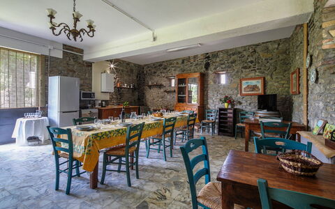 Villa Gelsi: Møbel, Bord, Køkken & Spisebord, Loft, Indretning, Stol, Spisestue, Restaurant, Dug, Lysarmatur