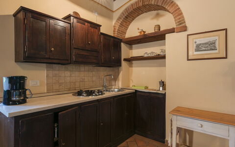 Villa Gelsi: Countertop, Køkken, Køkken Apparat, Cabinetry, Træ, Indretning, Gulvbelægning, Møbel, Større Bandage, Etage