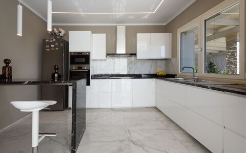 Villa Fiumetto: Møbel, Køkken, Indretning, Countertop, Gulvbelægning, Cabinetry, Træ, Etage, Køkken Apparat, Hjem