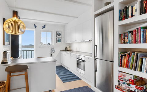 Annete - 20M from the Sea: Møbel, Køkken, Indretning, Gulvbelægning, Countertop, Etage, Køkken Apparat, Større Bandage, Cabinetry, Træ