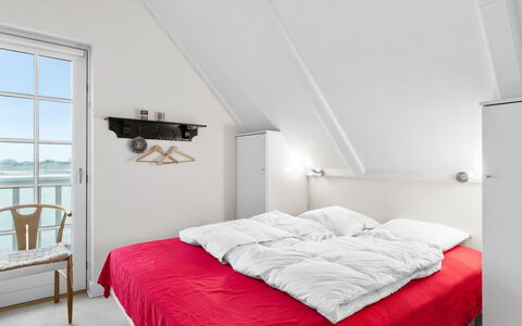 Annete - 20M from the Sea: Soveværelse, Seng, Møbel, Etage, Sengetøj, Indretning, Sengetøj, Gulvbelægning, Loft, Hjem