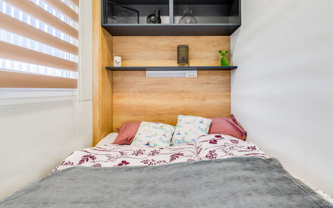 Delux Eco: Møbel, Indretning, Træ, Soveværelse, Seng, Etage, Sengetøj, Gulvbelægning, Værelse, Textile