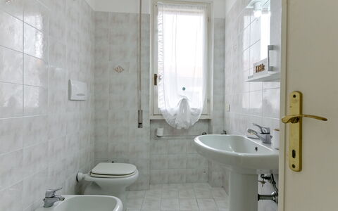 Al Numero 13: Badeværelse, Gulvbelægning, Sanitærarmatur, Toiletbræt, Etage, Toilet, Indretning, Håndvask, Vvs, Badeværelsesvask